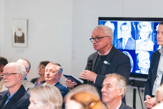 Peter Kurti asking a question